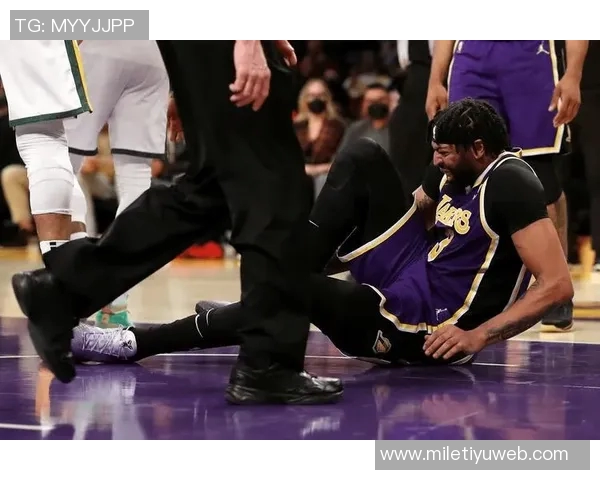 乔治参与五对五训练进展良好复出时间仍需进一步观察 乔治参与五对五训练进展良好复出时间仍需进一步观察